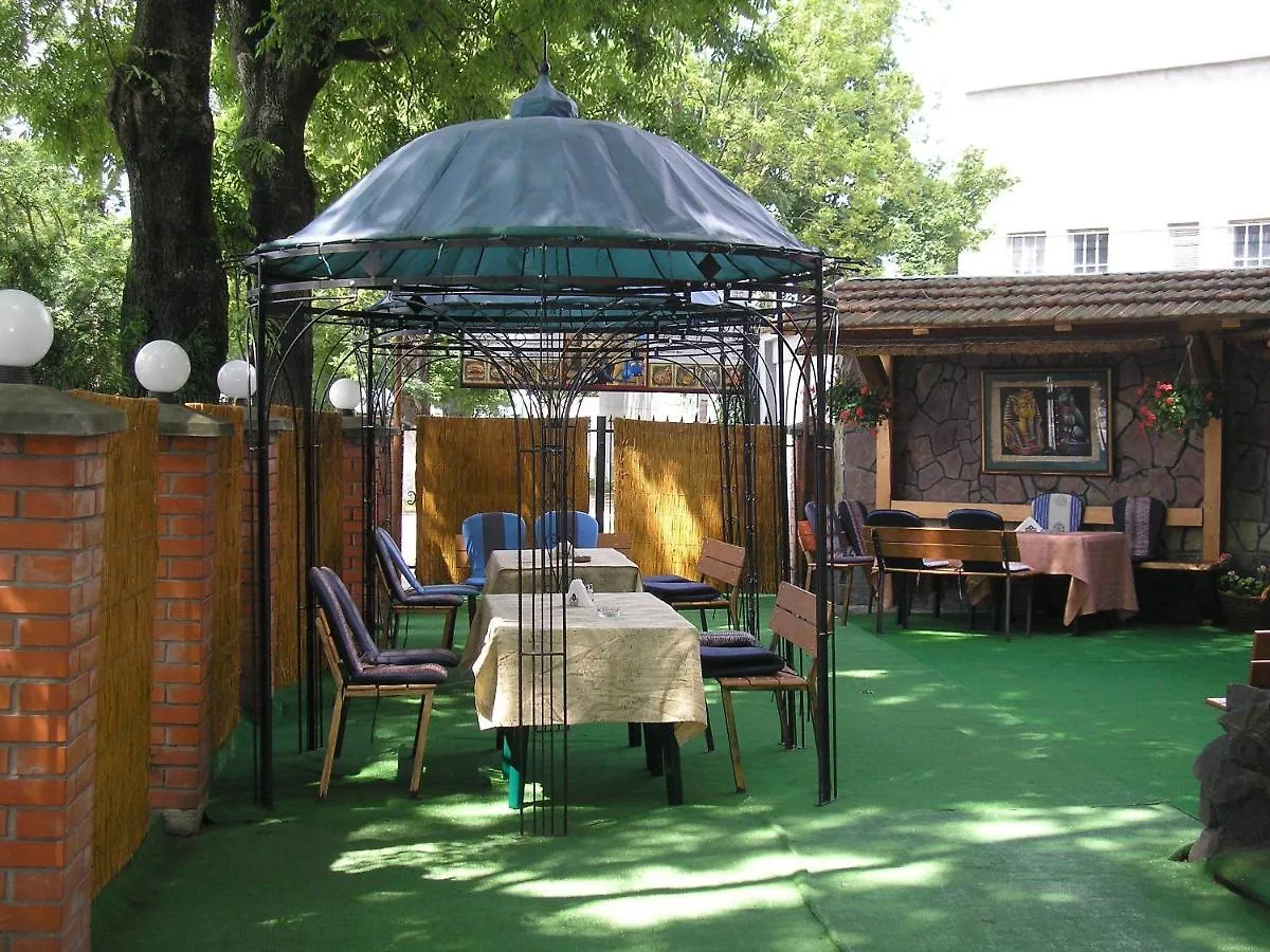Nton Hotel 리비프